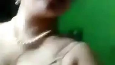 Live camera video of amateur Desi model demonstrating her XXX slit