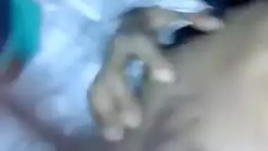 Guy films Indian love and tries to touch her XXX parts in sex clip
