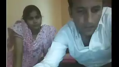 Chubby Indian bhabhi cam fun with hubby’s friend