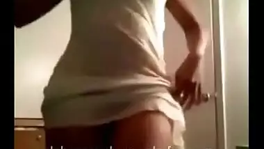 Girl Bounce Her Booty