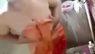 Desi aunty bathing full nude outdoor on mms cam for her lover