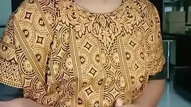 Pussy showing aunty narrating fun on tamil