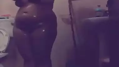 desi fat aunty bathing