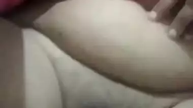 Desi MILF invites MMS watchers to enjoy her amateur homemade XXX show