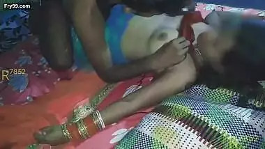 Bhabhi ke boyfriend ne pahle bhabhi ki saree kholi phir blouse or bra khol kar bhabhi ne dudh pilaya with Hindi talk