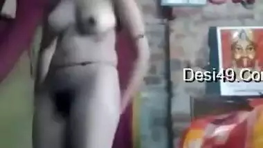 Desi girl dries body with a towel including erogenous XXX zones on camera