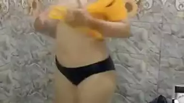 Curvy Paki chick strips to shake her Desi XXX ass for the camera