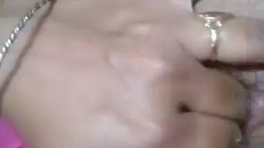 Desi girl fingering in her wet pussy