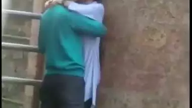 Gal caught sneakily making out with lover in outdoor Desi mms action