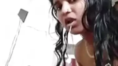 Bhabhi impresses her Desi man with XXX blowjob for live cam show