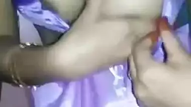 Desi hottie flashes breasts for a moment in amateur XXX solo show