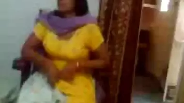 Indian sex video of an Indian aunty showing her big boobs