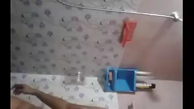 Chennai Teenage beauty Records herself as this babe bathes