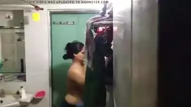 Indian Aunt With Big Boobs Hiddencam Bathing.mp4