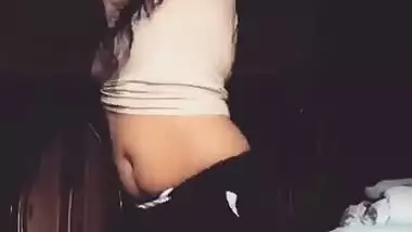 desi girl with huge ass does belly dance