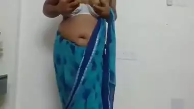 Indian Bhabhi Showing her Boobs and fingering cam show