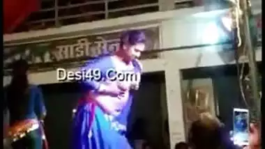 Indian dancer caught flashing tits outdoor for lovers in Desi mms video