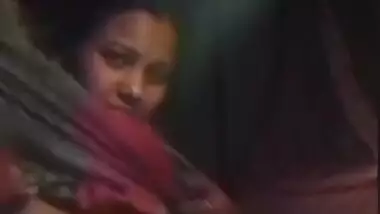 Female from India pulls her sari up to flash saggy XXX tits on camera