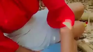 Sexy GF gives an outdoor handjob to her lover