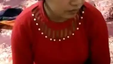Dude coaxes his cute Desi girlfriend to pose naked for XXX camera