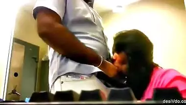 Tamil nadu famous Scandal bank manager and beautiful clerk sexy blowjob during break