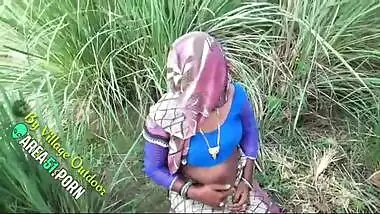 Kerala village aunty naked show on XXX selfie cam outdoors, Desi MMS sex