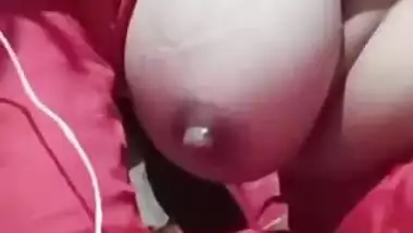 Desi woman can't enjoy porn action but she can expose succulent tits