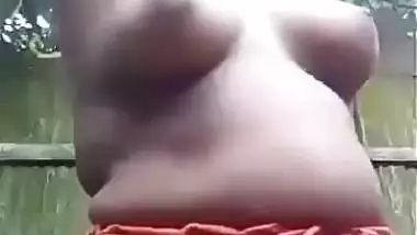 Chubby Bhabi Bathing Open door