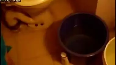 Porn MMS of a beautiful angel taking a baths and pleasuring her boyfriend