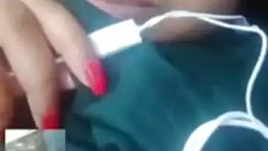 Hot look Desi Clg Girl Showing her Boobs on Video Call New Mms