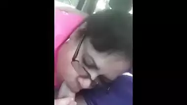 Nerdy Desi Bhabhi gives lucky partner nice XXX blowjob right in car