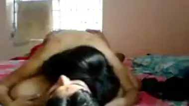 Pakistani chickni lady lifting her kameez to...