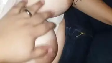 Pumping boobs of Pakistani Bhabhi inside car