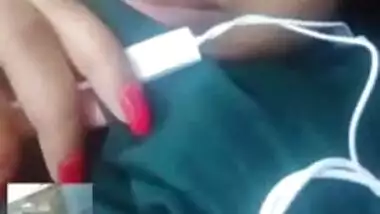 Hot look Desi Clg Girl Showing her Boobs on Video Call New Mms
