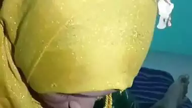 Muslim lady gives a desi blowjob to her lover