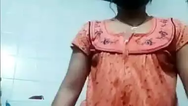 Home show of amateur Desi model in orange sari who gives XXX blowjob