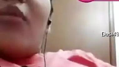 Pretty Desi woman lifts pink top to show boobs during the porn video call