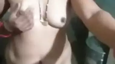 Attractive Desi wife shows her curvy XXX body for amateur MMS clip