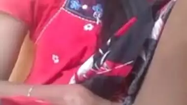 Inept Desi lifts sari up a bit to expose shaved pussy in solo XXX show