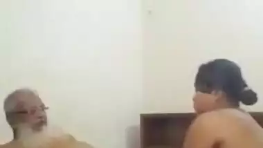 Muslim Desi XXX woman has sex with horny old boss in scandal video